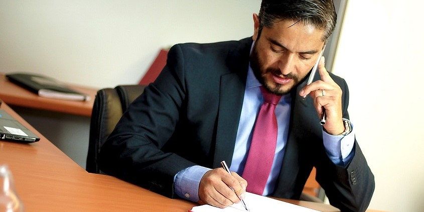 ¿Cuánto gana un notario justito el notario?
