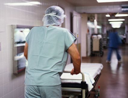 ¿Cuánto gana un celador en un hospital?