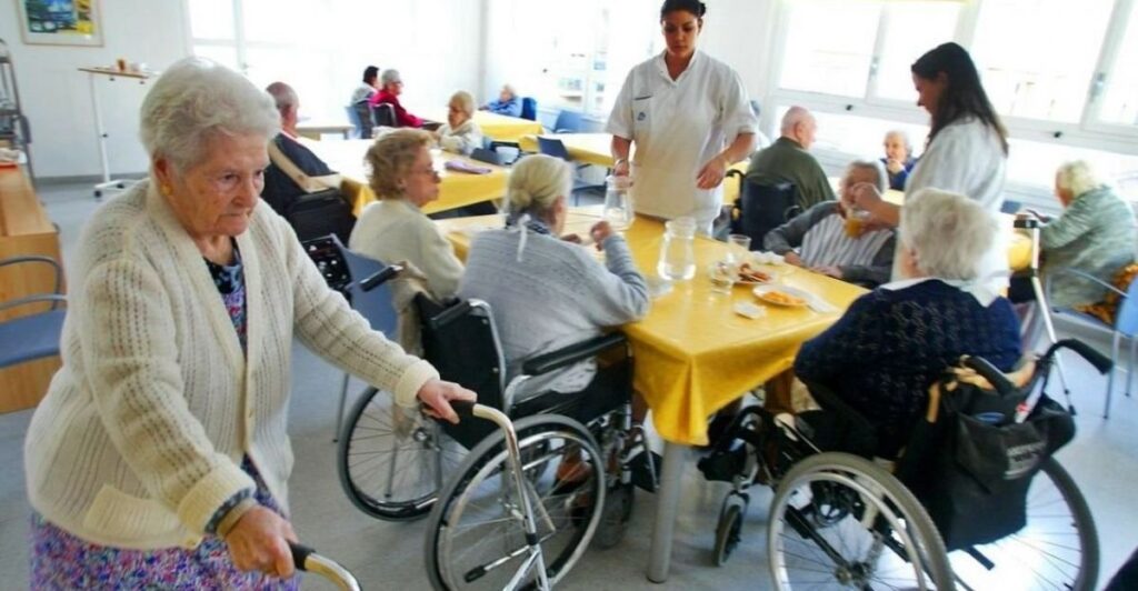 ¿Qué título se necesita para trabajar en una residencia de ancianos?