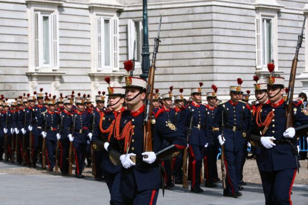 ¿Cuánto cobra un guardia real británica?