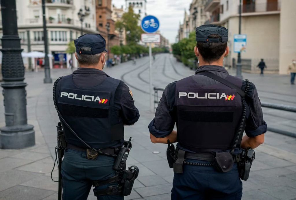 ¿Qué se necesita para entrar a la Policía de España?